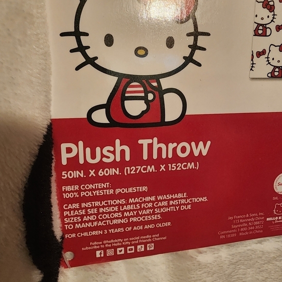 Hello Kitty White Red Bow 50x60" Throw Blanket NEW - Picture 2 of 4